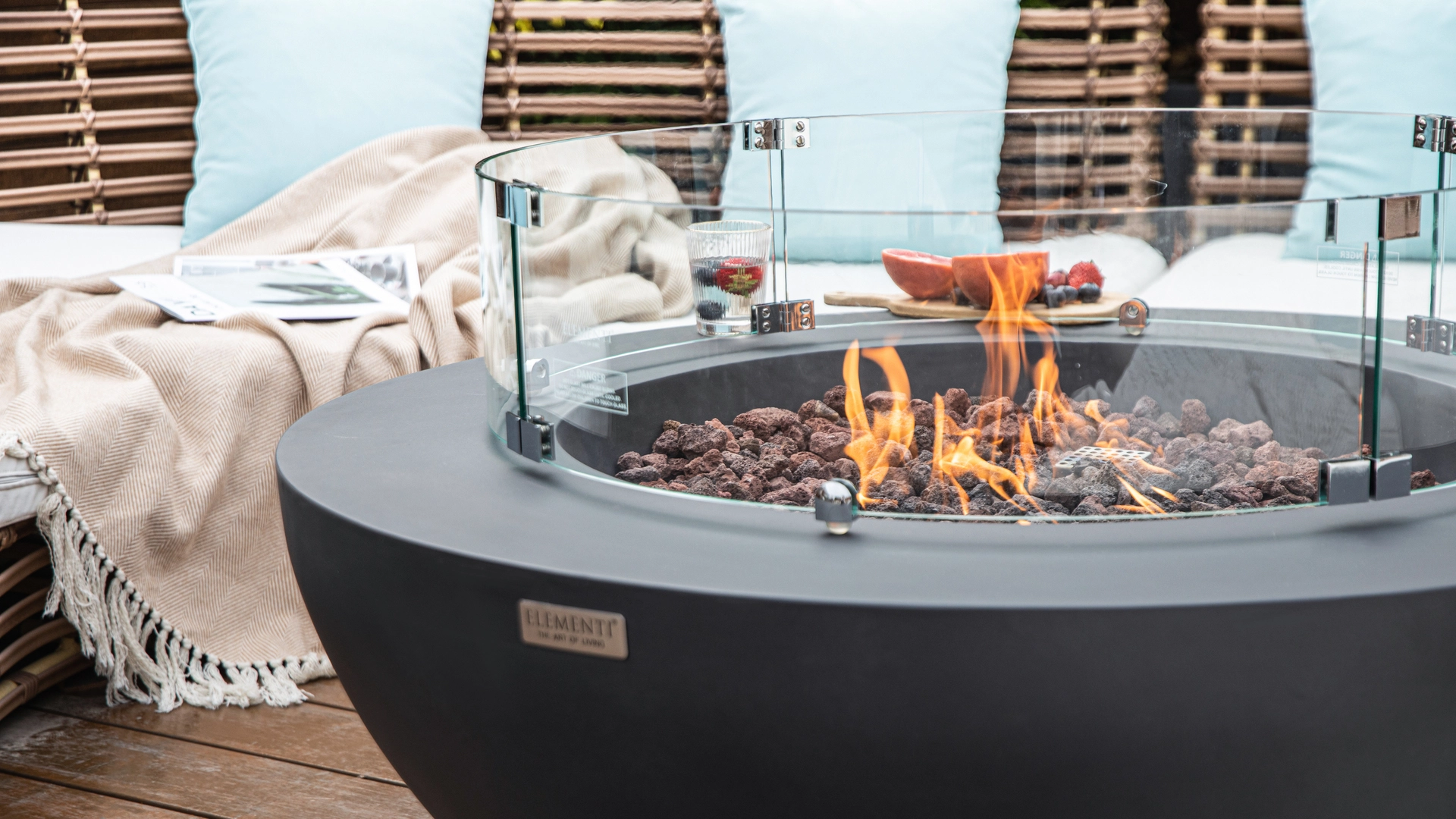 Lunar Bowl Fire Table - Elegante Gas-Feuerstelle für Garten und Terrasse.