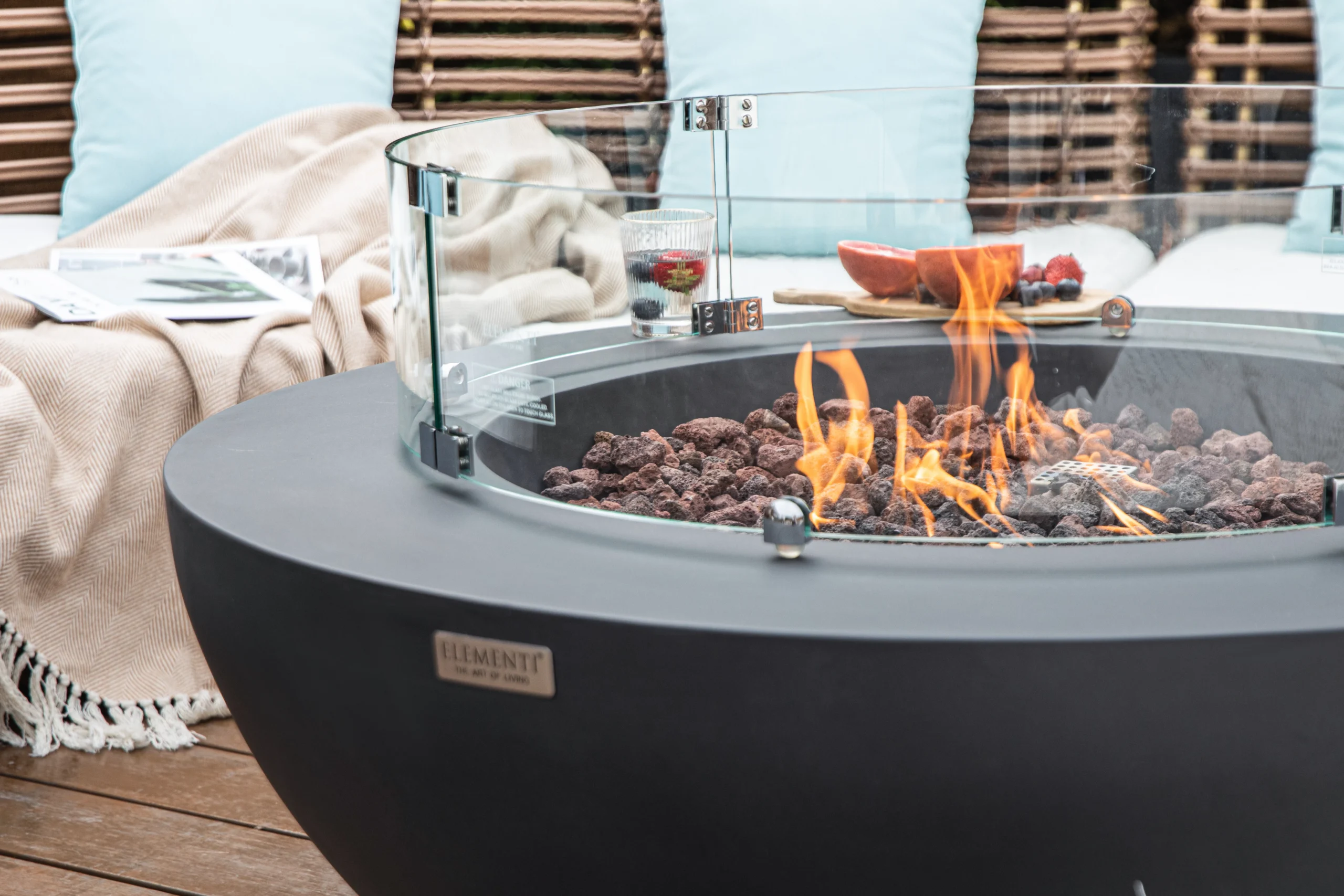 Lunar Bowl Fire Table - Elegante Gas-Feuerstelle für Garten und Terrasse.